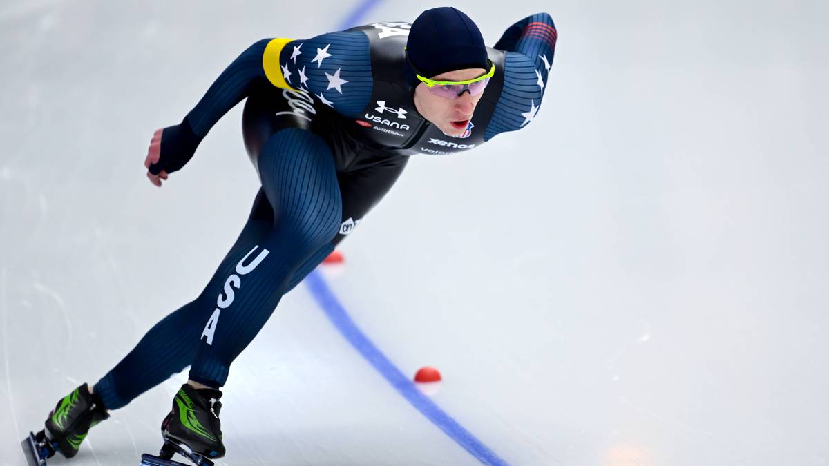Łyżwiarz szybki w stroju reprezentacji USA na lodowisku podczas zawod&oacute;w.