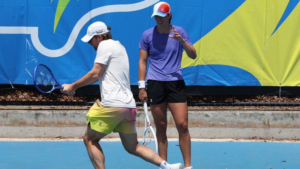 Trener i tenisistka na korcie tenisowym.