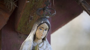 Zniszczył figurki Matki Boskiej z przydrożnych kapliczek we Włocławku. Sam zgłosił się na policję