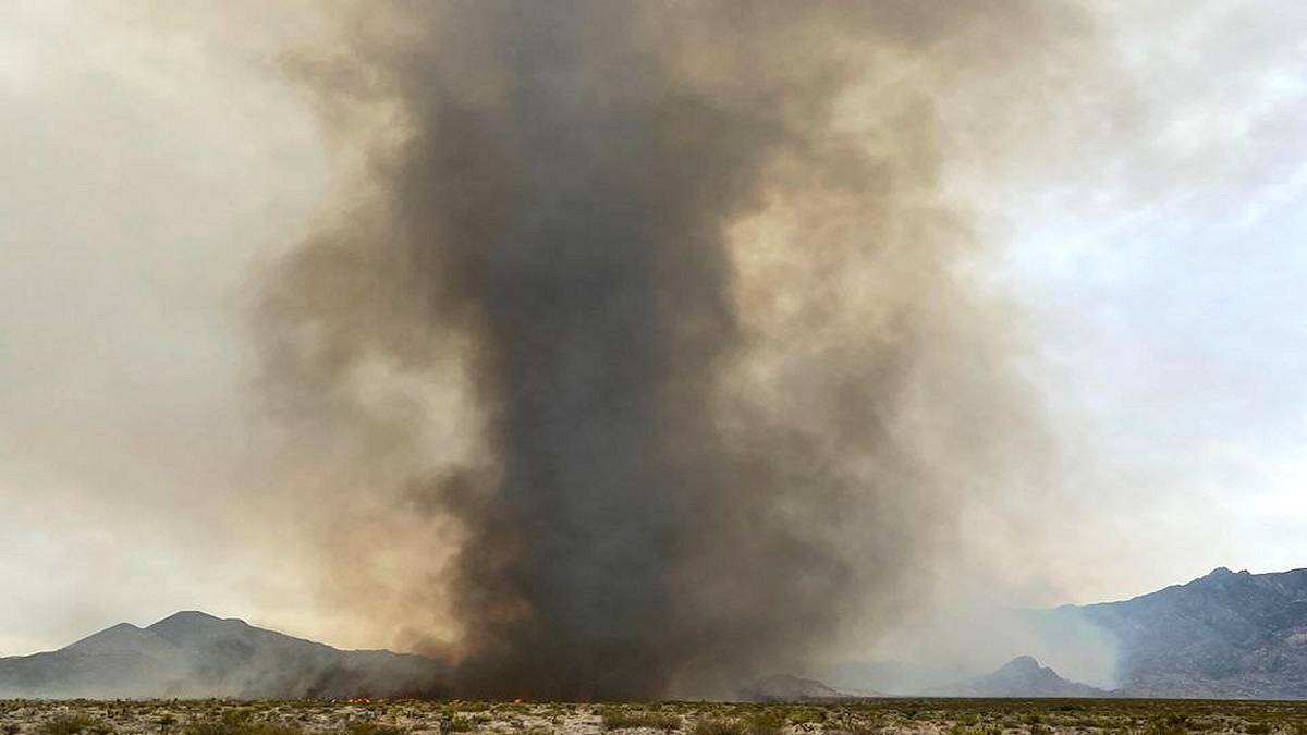 Trąba ogniowa na pustyni Mojave w Kalifornii. Fot. Facebook / Mojave National Preserve.
