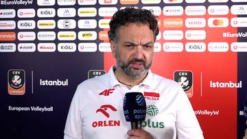 Stefano Lavarini udziela wywiadu na tle ścianki sponsorów.