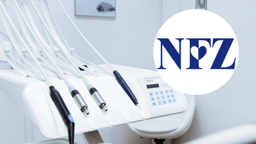 Widok gabinetu stomatologicznego z fotelem i narzędziami, w prawym górnym rogu logo NFZ.