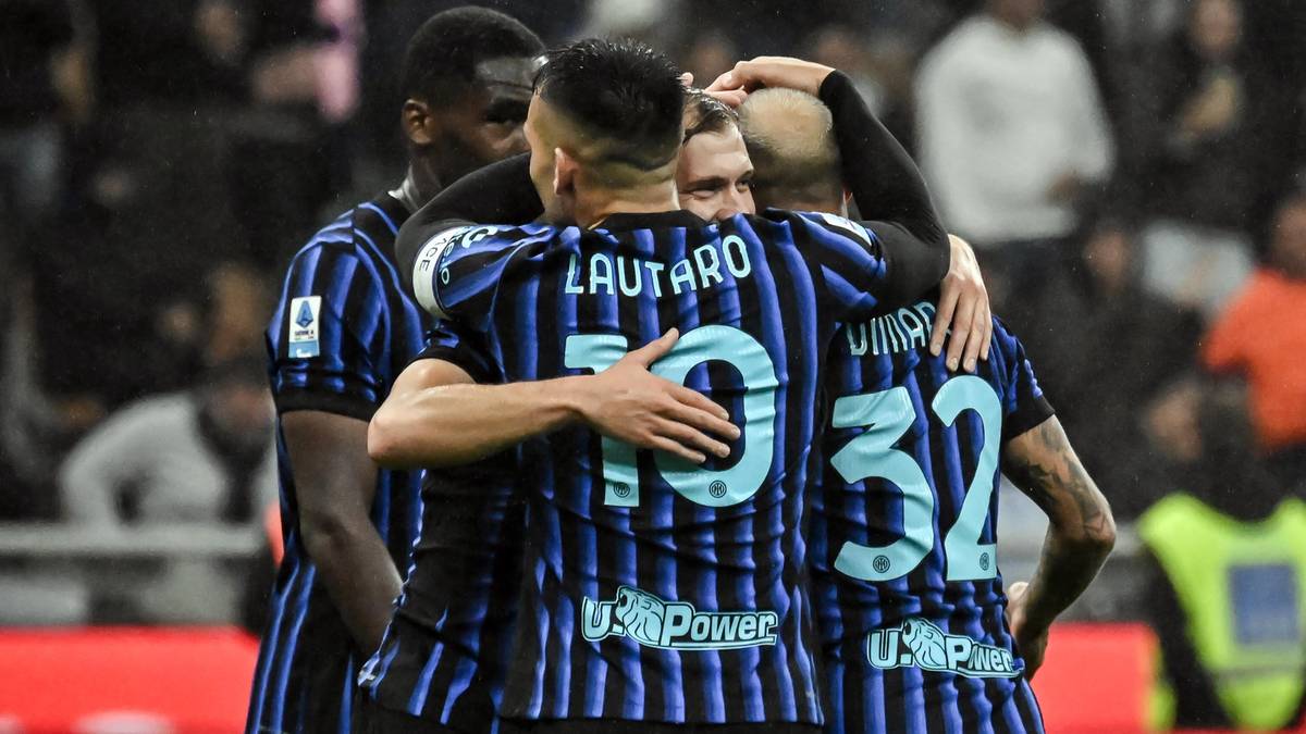 Drużyna Interu Mediolan świętuje zwycięstwo na boisku.