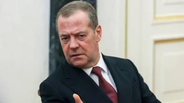 Dmitrij Miedwiediew, rosyjski polityk, w garniturze i krawacie.