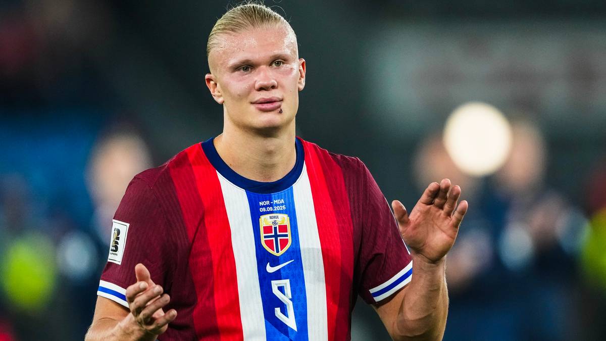 Piłkarz Erling Haaland w koszulce reprezentacji Norwegii podczas meczu.