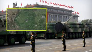 Fragment parady wojskowej w Chinach z zaznaczonym zdjęciem satelitarnym wskazującym na rozw&oacute;j infrastruktury.