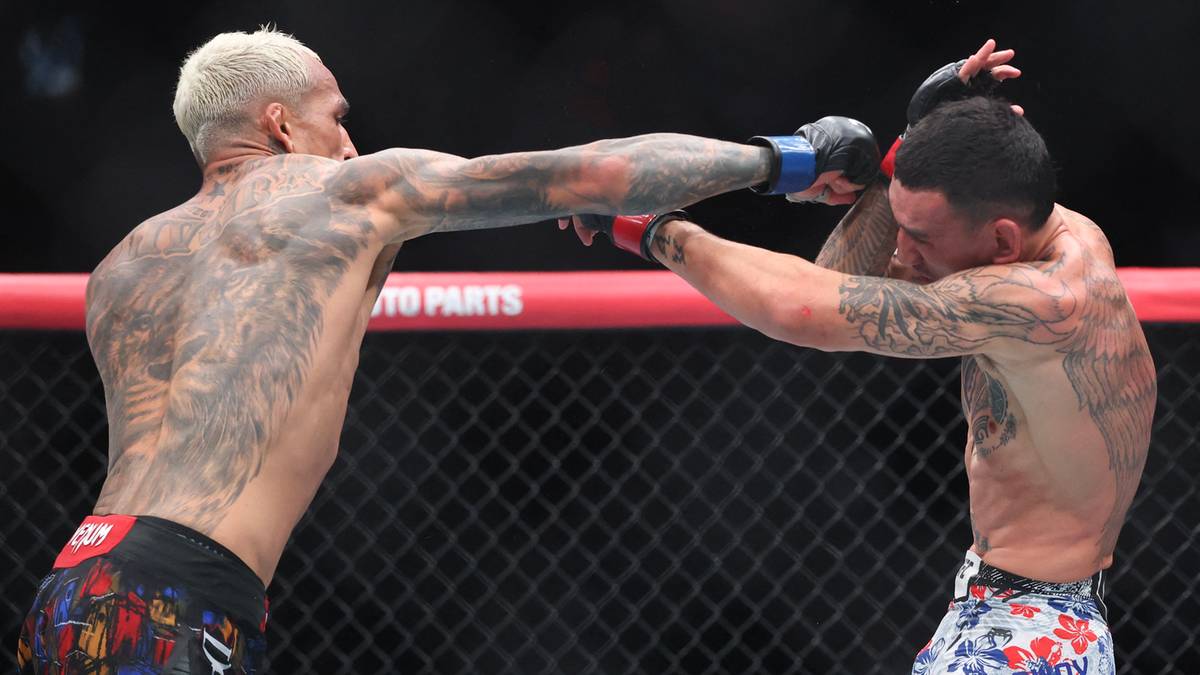 Charles Oliveira wyprowadza cios w kierunku Maxa Holloway'a podczas walki UFC