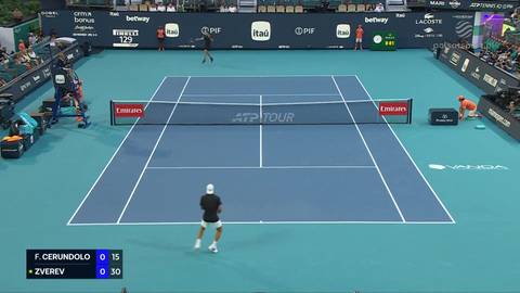 Gracz w tenisa Francisco Cerundolo serwuje na korcie przeciwko Alexanderowi Zverevowi. Wynik na ekranie to 15-0 dla Cerundolo.