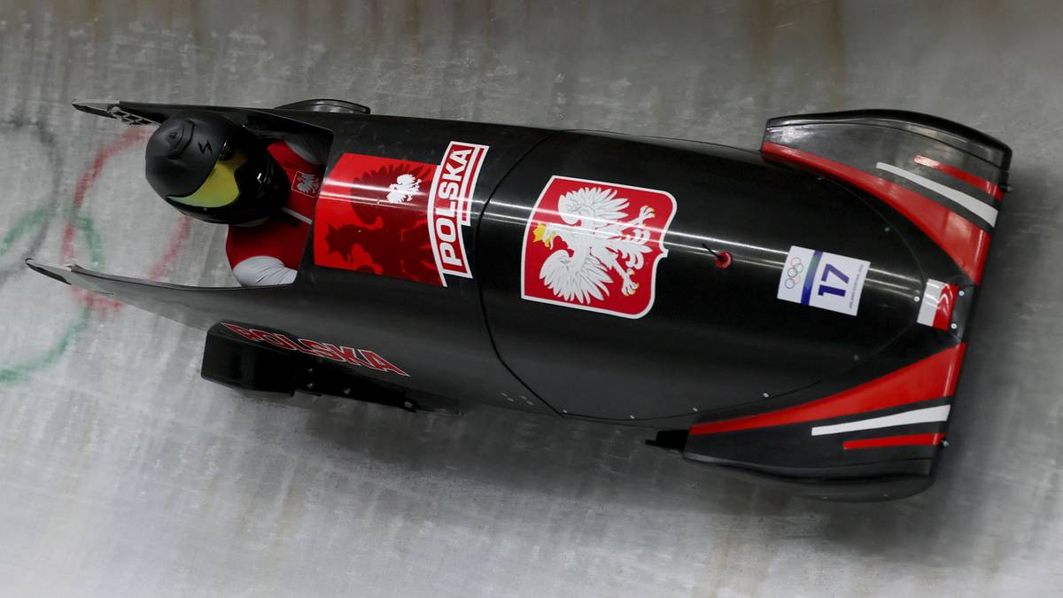 Bobslej z polskimi barwami narodowymi na lodowym torze