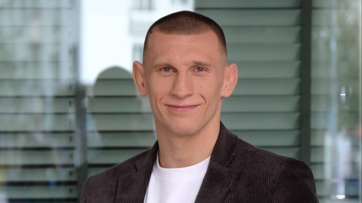 Portret Roberta Ruchały, zawodnika MMA, w marynarce.