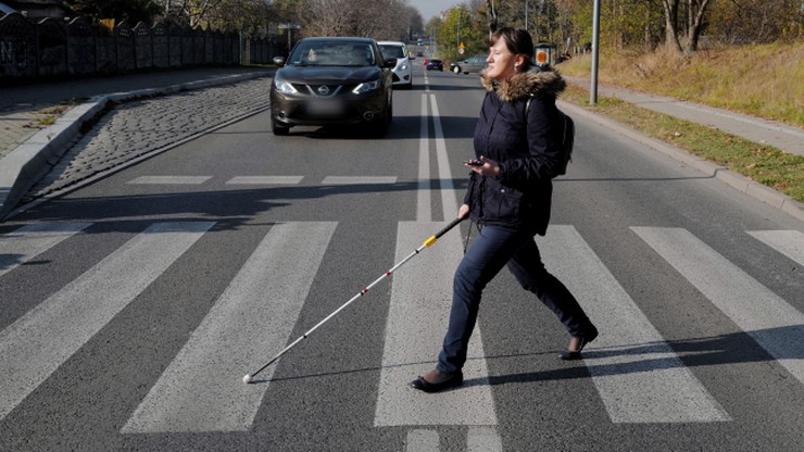 Smartfon pomoże niewidomym przejść przez jezdnię. Chorzów testuje nowe rozwiązanie