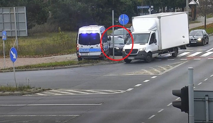 Toruń. Pościg za kierowcą. Policja zablokowała mu drogę, ale tego nie przewidziała