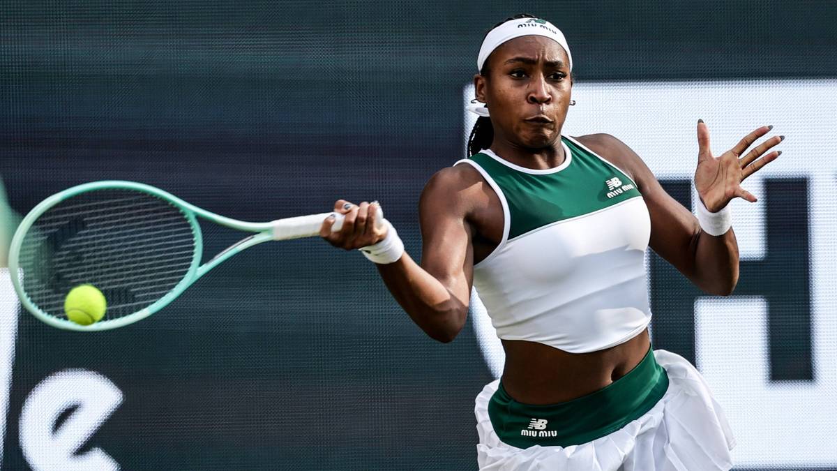 Amerykańska tenisistka Coco Gauff uderza piłkę rakietą podczas meczu.