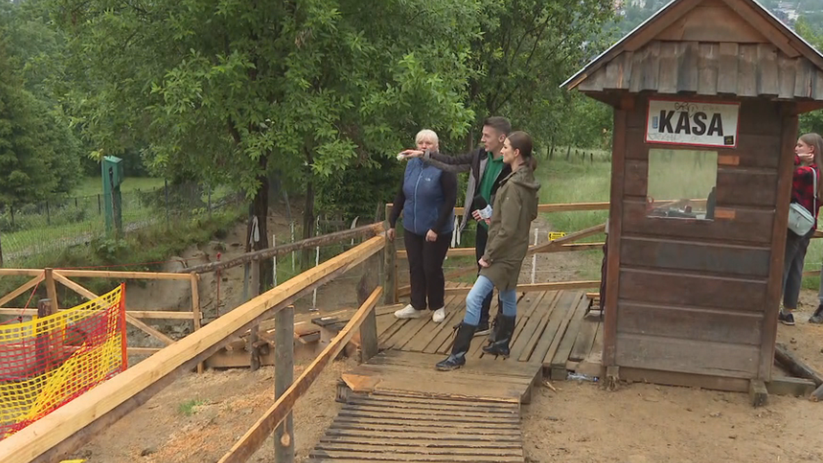 Zakopane. Kasa przy szlaku na Gubałówkę. Żeby przejść przez prywatny teren, trzeba zapłacić