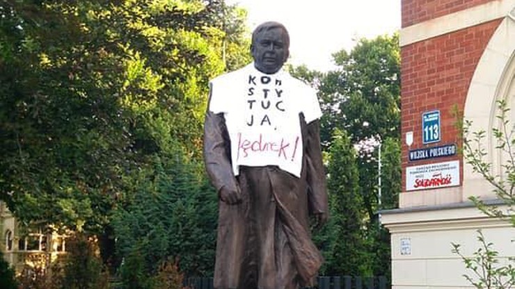 Koszulka z napisem "Konstytucja, Jędrek!" na pomniku Lecha Kaczyńskiego. KOD: to anonimowa akcja
