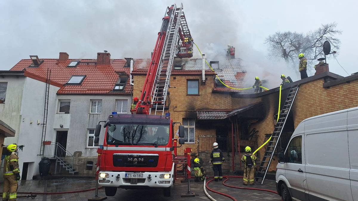 Ogień w domu szeregowym. W akcji 14 zastępów i śmigłowiec LPR