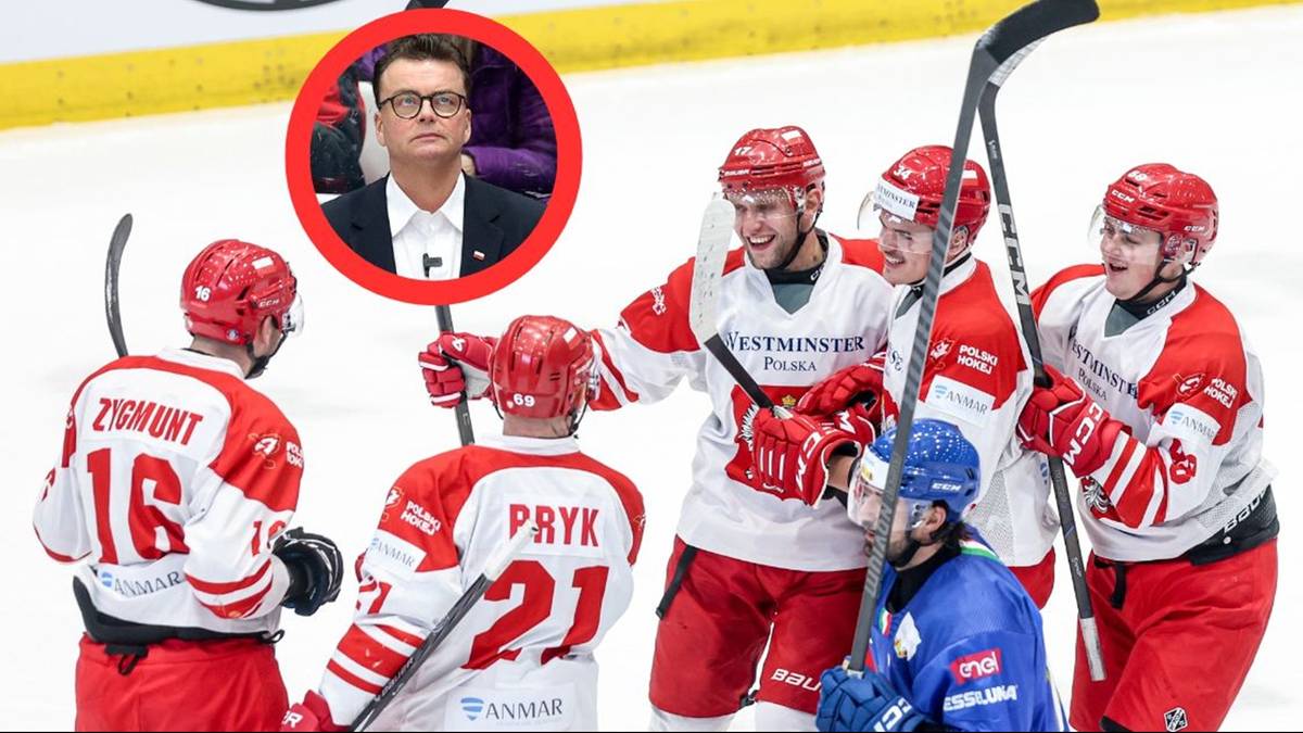 Hokeiści w czerwonych strojach świętują po meczu, a na górze po lewej stronie znajduje się zdjęcie selekcjonera w okularach.