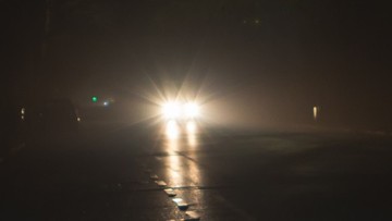 Jechał bez oświetlenia, omal nie zginął na drodze. "Spoko jest"