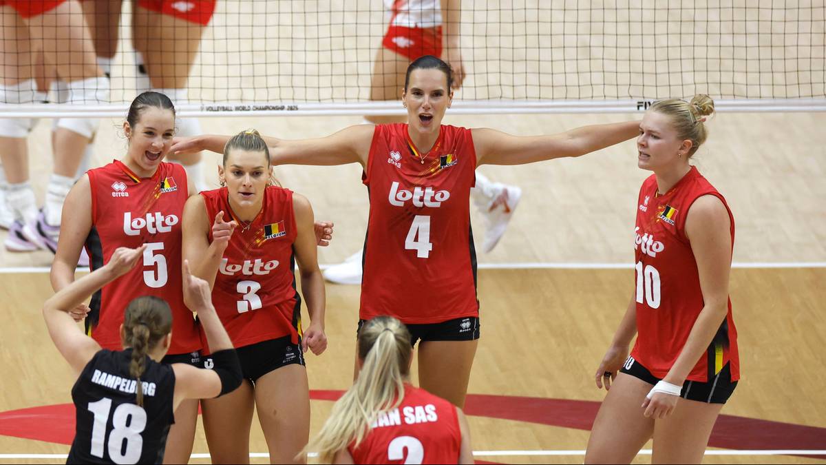 Grupa siatkarek w czerwonych strojach podczas meczu siatk&oacute;wki.