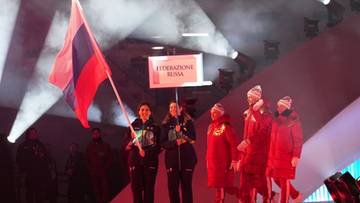 Reprezentacja Rosji niesie flagę i tablicę z nazwą kraju podczas ceremonii otwarcia igrzysk paralimpijskich.