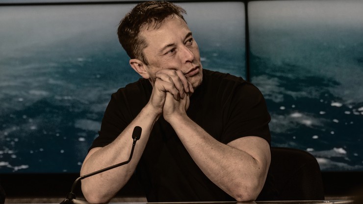 Elon Musk odblokowuje zawieszone konta dziennikarzy na Twitterze. Skutek głosowania internautów