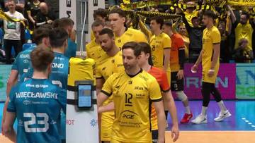 Siatkarze PGE GiEK Skra Bełchat&oacute;w i Cuprum Stilon Gorz&oacute;w na boisku.