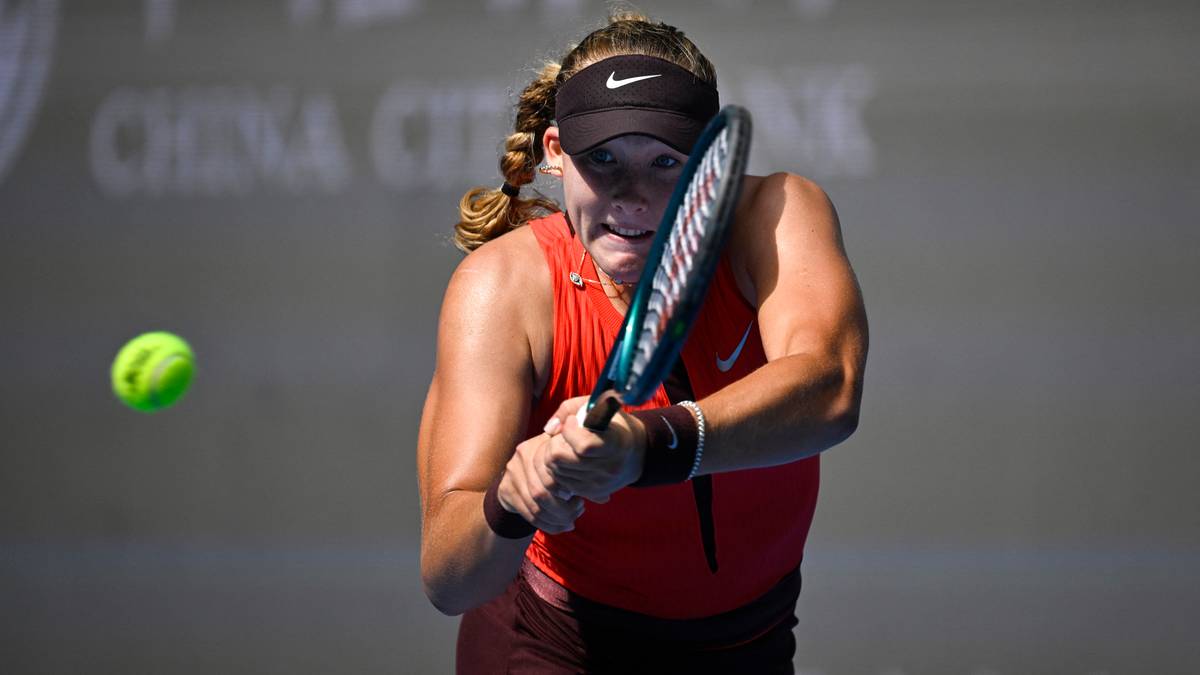 Kobieta grająca w tenisa, wykonująca zamach rakietą.