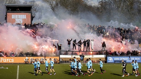 Niesamowite sceny na treningach Ajaksu i Feyenoordu przed hitem w Eredivisie! Race, śpiewy i tłumy kibiców