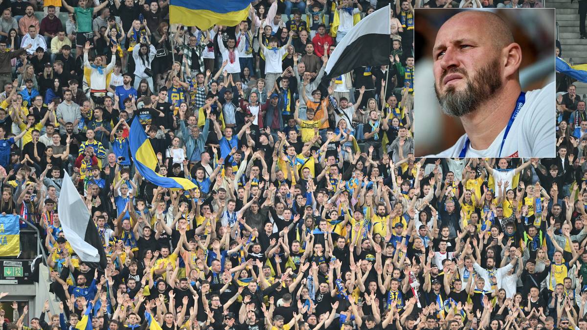 Tłum kibic&oacute;w na trybunach stadionu, większość os&oacute;b ma na sobie ż&oacute;łte i niebieskie barwy. W prawym g&oacute;rnym rogu zdjęcie z profilu brodatego mężczyzny w białej koszulce z niebieskimi akcentami.