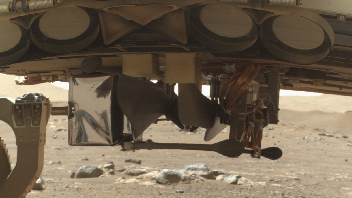 NASA pokazała pierwsze zdjęcie marsjańskiego helikoptera i proces jego uwolnienia [FILM]