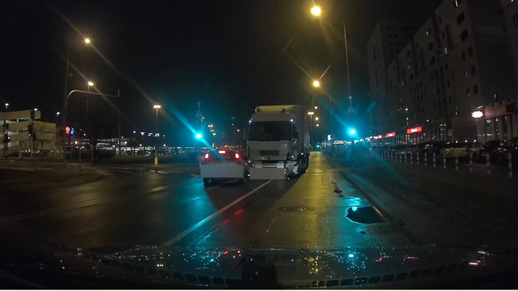Rajd pijanego kierowcy tira po Warszawie. Uszkodzonych 11 aut [WIDEO]