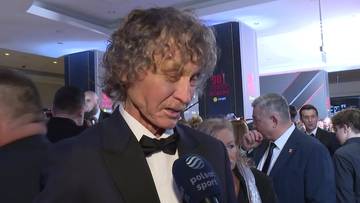 Ryszard Bosek, były siatkarz, udziela wywiadu w garniturze i muszce. Ma charakterystyczną, kręconą fryzurę. Na jego piersi znajduje się mikrofon Polsat Sport.