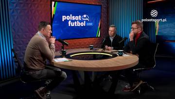 Trzech mężczyzn siedzi przy okrągłym stole w studiu telewizyjnym. Na ekranie za nimi wyświetla się logo Polsat Futbol.