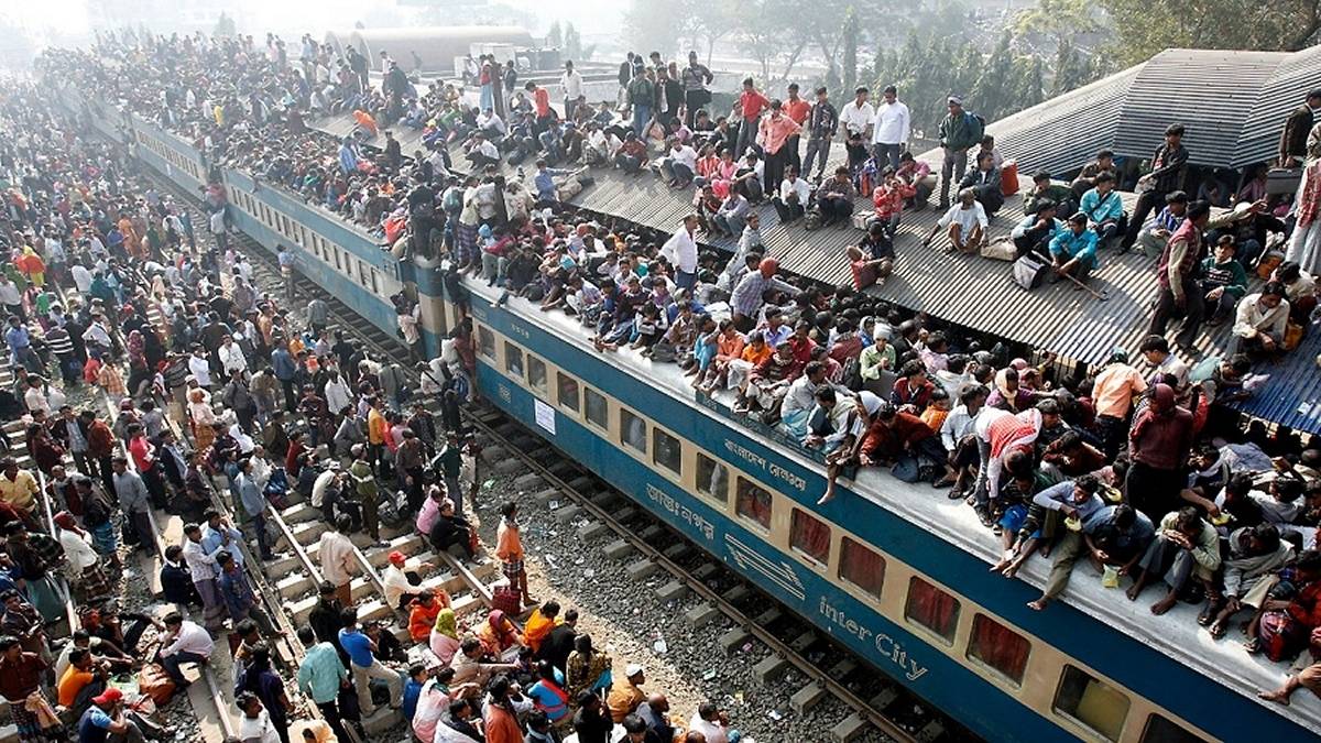 Oblegane pociągi przez mieszkańców Indii. Fot. Twitter.