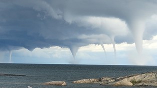 12.07.2022 05:58 Parada trąb wodnych nad Morzem Bałtyckim. Plażowicze byli zdumieni tym widokiem [ZDJĘCIA]