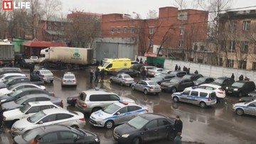 Ofiara śmiertelna strzelaniny w fabryce słodyczy w Rosji. Napastnik ukrył się w budynku