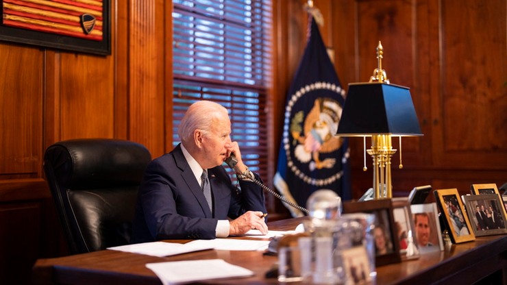 Joe Biden rozmawiał z Wołodymyrem Zełenskim. "Odpowiemy zdecydowanie w razie rosyjskiej inwazji"