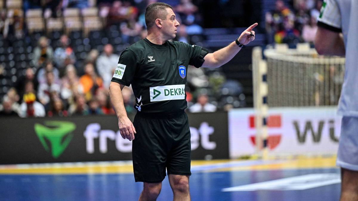 Sędzia piłki ręcznej w akcji, wskazujący palcem.