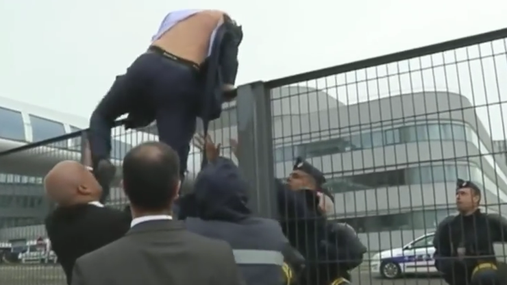 Proces "porwanych koszul". Trzej pracownicy Air France z wyrokami w zawieszeniu