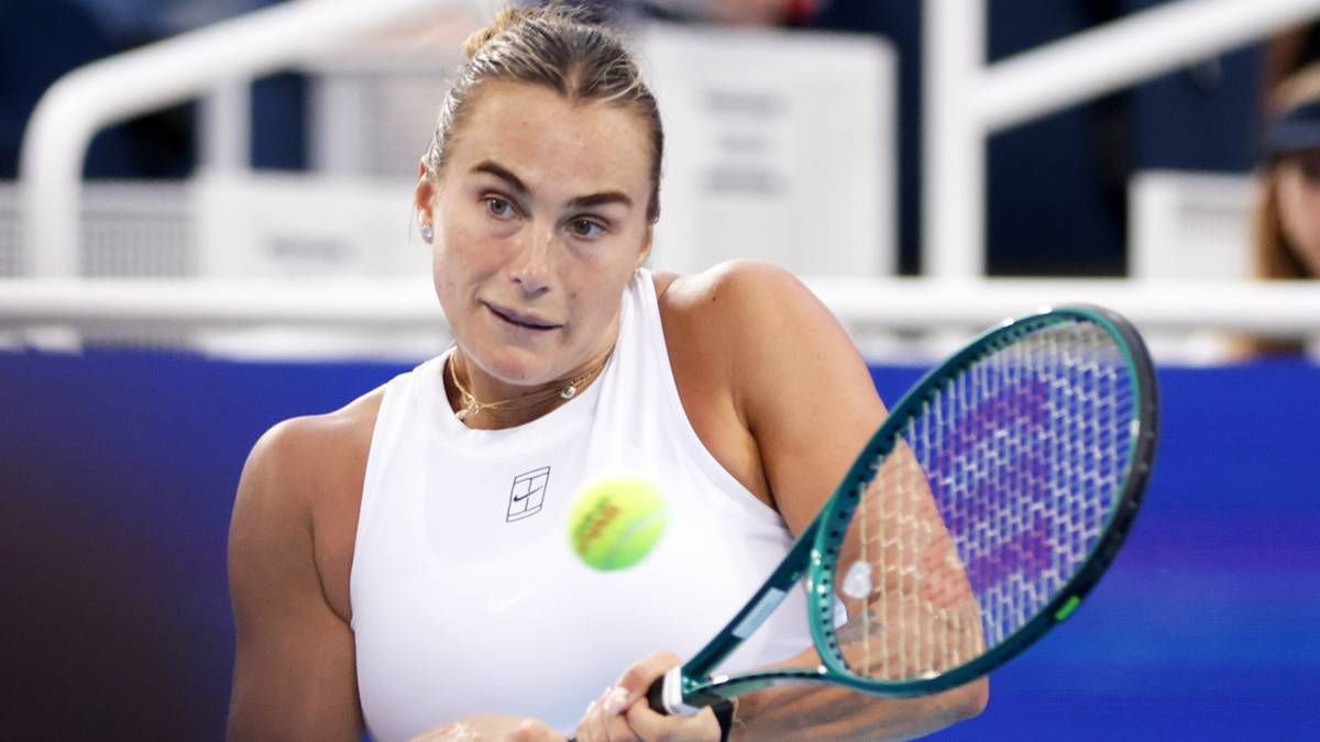 Aryna Sabalenka uderza piłkę tenisową rakietą podczas meczu.