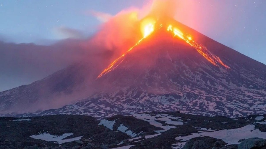 Erupcja wulkanu Szywiełucz w Rosji. Fot. NEXTA.