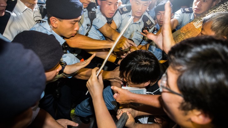 Wielka gala i protest podczas drugiego dnia wizyty prezydenta Chin w Hongkongu
