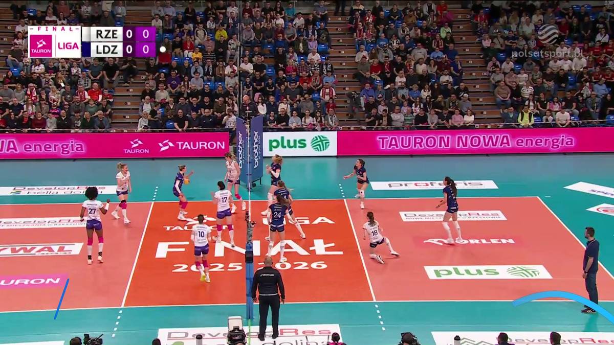 Drużyny Developres Rzesz&oacute;w i PGE Budowlani Ł&oacute;dź w trakcie meczu siatk&oacute;wki.
