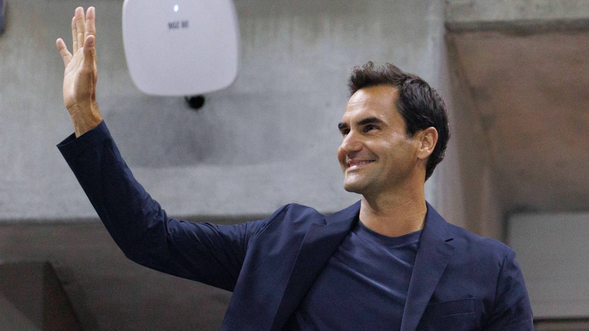 Roger Federer wita publiczność