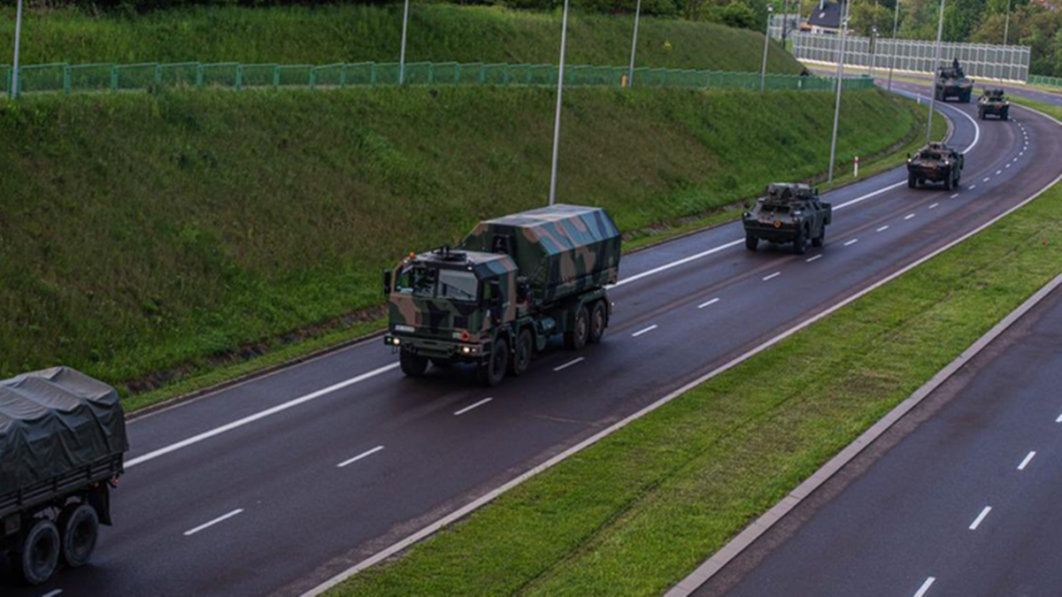 Wojskowe pojazdy na drogach w całym kraju. Komunikat armii
