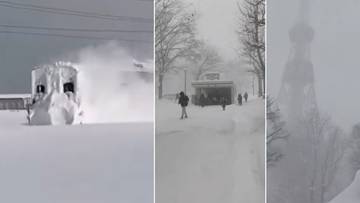 Trzy obrazy pokazujące skutki intensywnych opad&oacute;w śniegu w Japonii: zasypany pociąg, ludzie idący w zasypanej śniegiem ulicy, oraz zamglony widok na budynek.