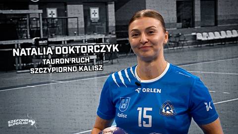 Natalia Doktorczyk, zawodniczka piłki ręcznej Tauron Ruch Szczypiorno Kalisz, w niebieskiej koszulce z numerem 15.