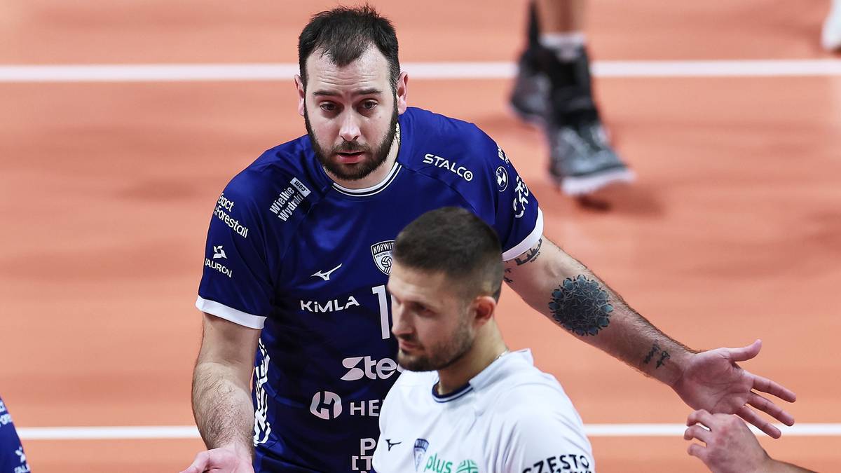 Dwóch siatkarzy podczas meczu siatkówki, jeden z nich w niebieskiej koszulce z numerem 11, drugi w białej koszulce.