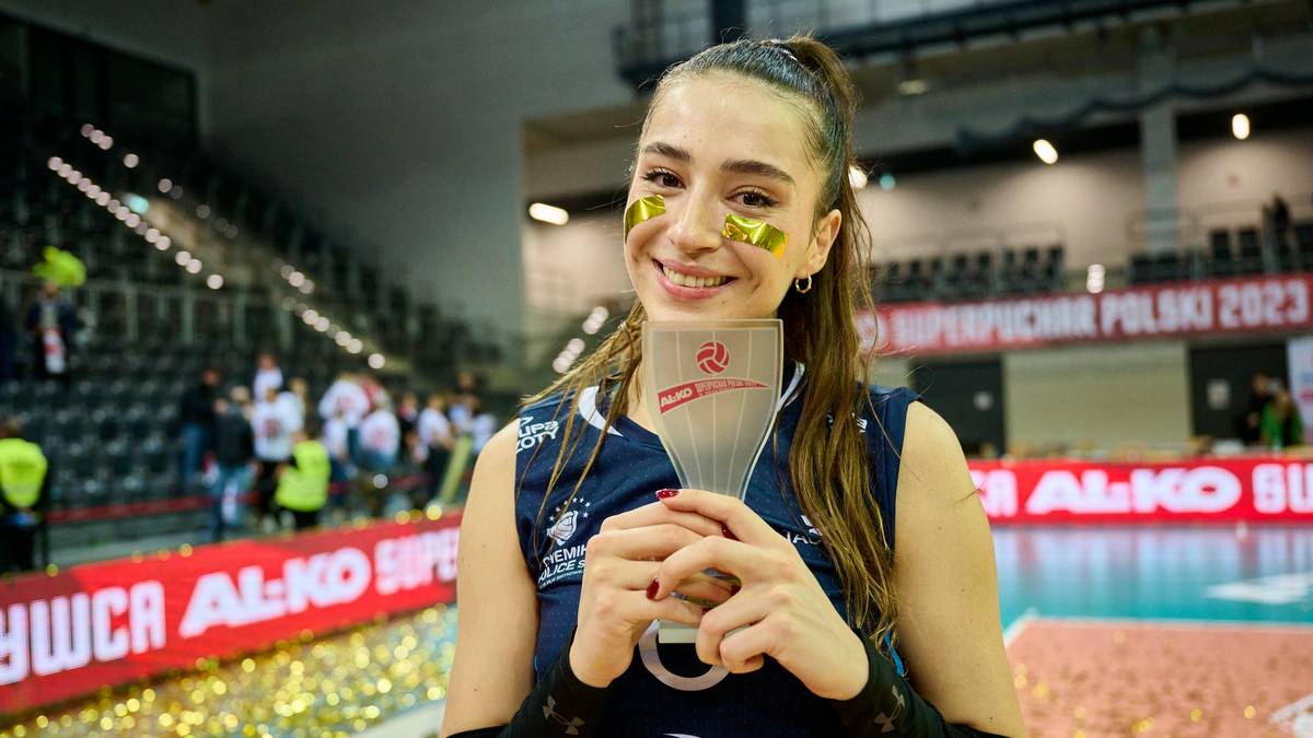 Siatkarka Saliha Sahin pozuje z pucharem na tle trybun.
