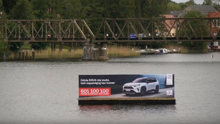 Reklamy Toyoty na mazurskich jeziorach zbulwersowały internautów. Koncern wycofuje się z pomysłu